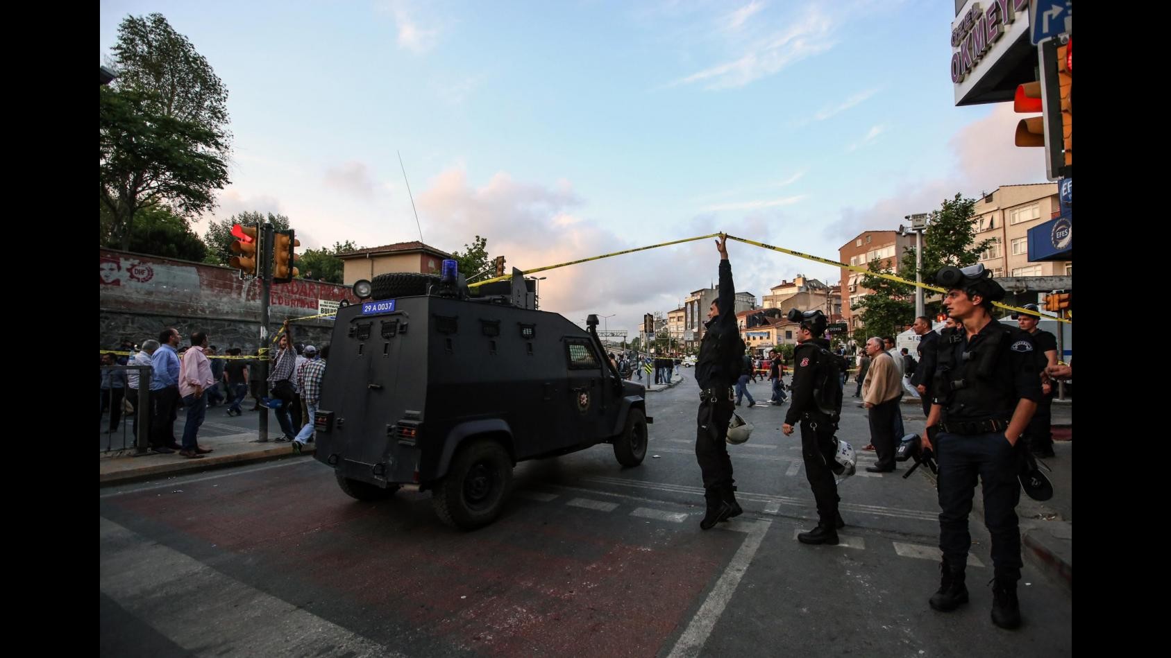 Turchia, proteste contro Isil a Kobani: scontri a Istanbul e in 6 città