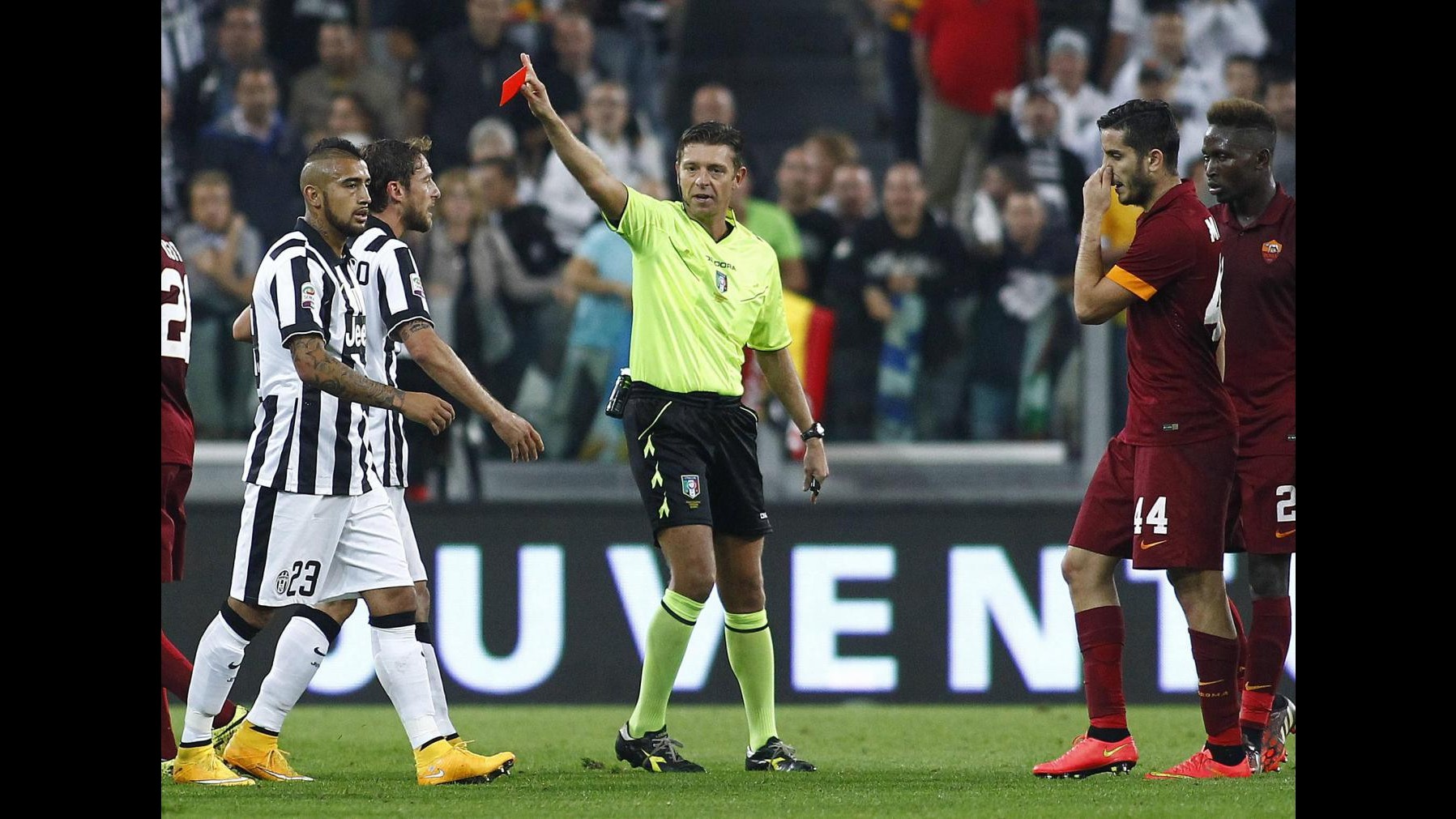 Serie A: 2 turni di stop a Manolas. Juve multata per schiaffi tifoso a panchina Roma