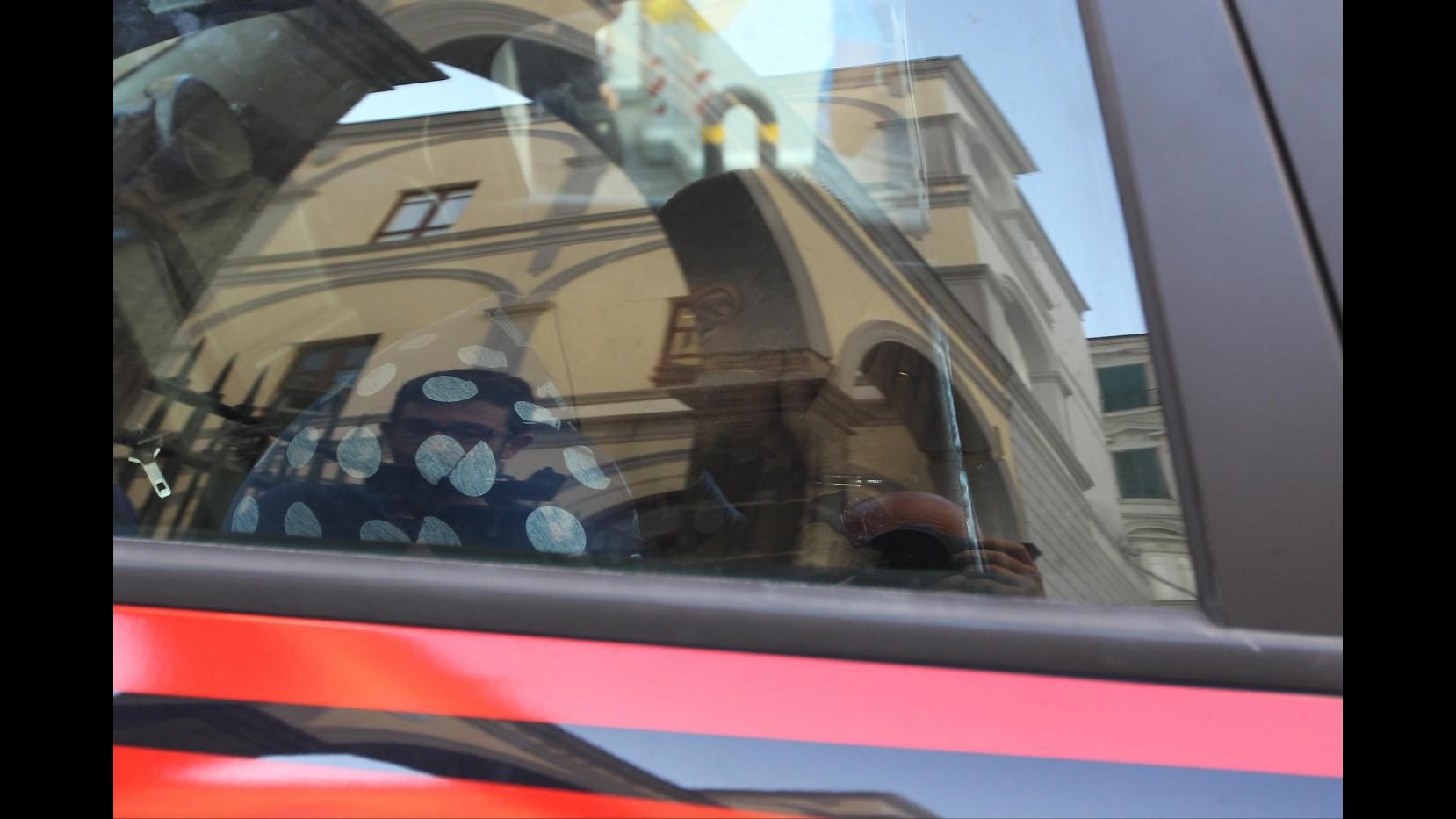 Napoli, picchia la moglie con il lampadario: arrestato