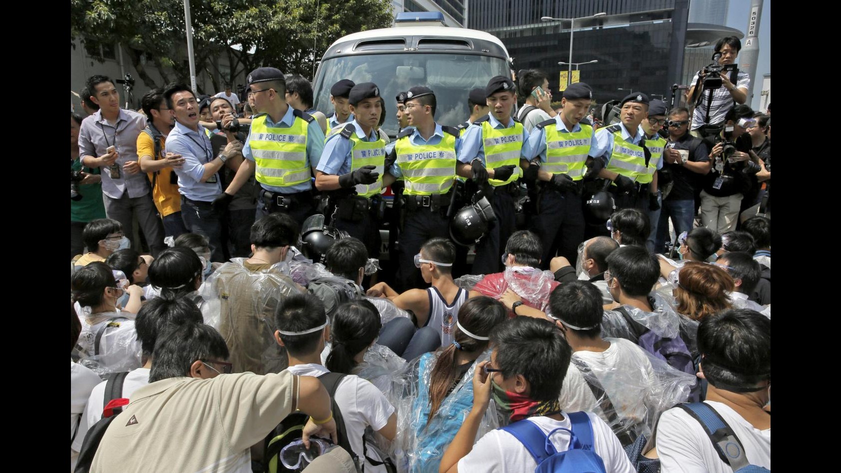 Hong Kong, polizia: 30 arresti e 27 agenti feriti da inizio proteste