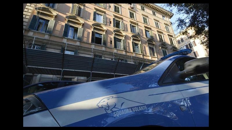 Strage a Roma, mamma e due bambini uccisi in casa, terza bimba in fin di vita