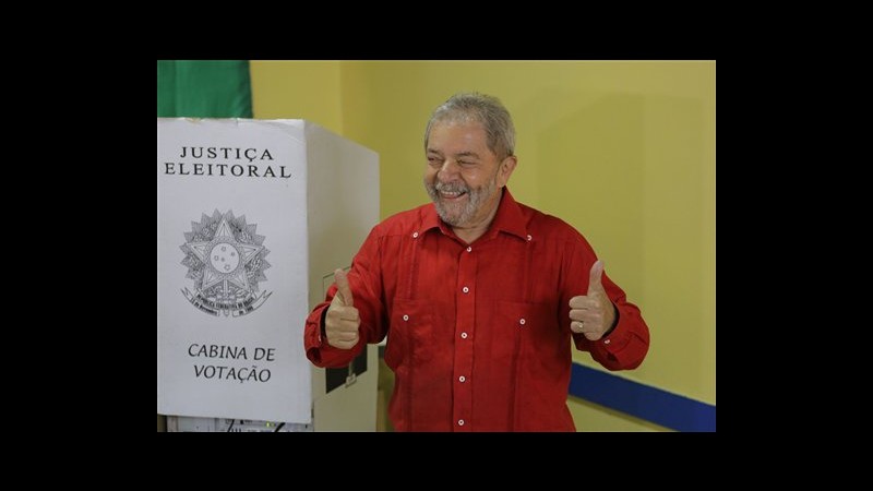 Brasile, Lula vota a Sao Bernardo do Campo, poi alza i pollici