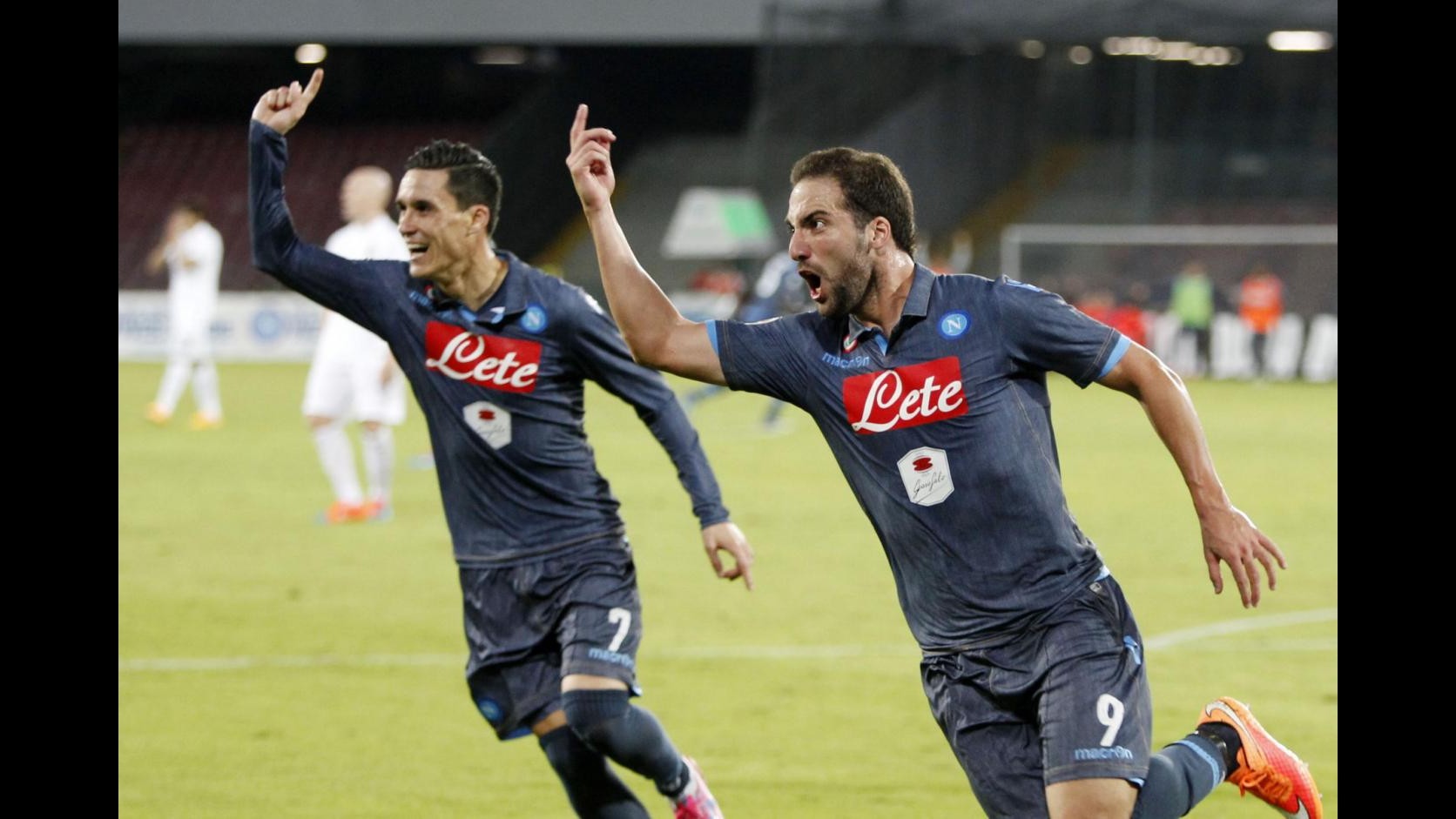 Serie A, riscatto Napoli: Hamsik e Higuain travolgono Verona 6-2
