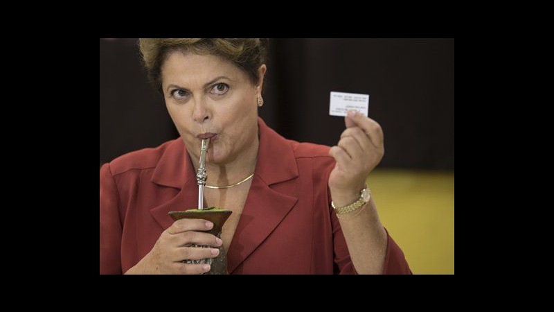 Brasile, Rousseff vota: Non ci faremo portare via nostre conquiste