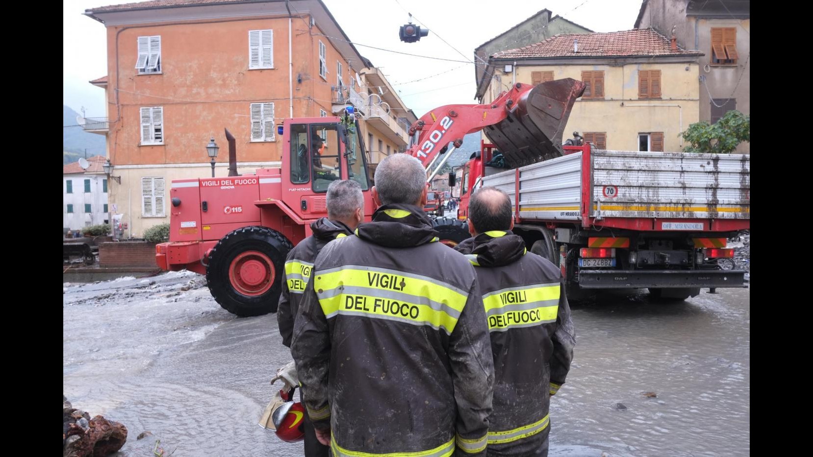 Genova, al via bonifica detriti alluvione da piazzale Kennedy