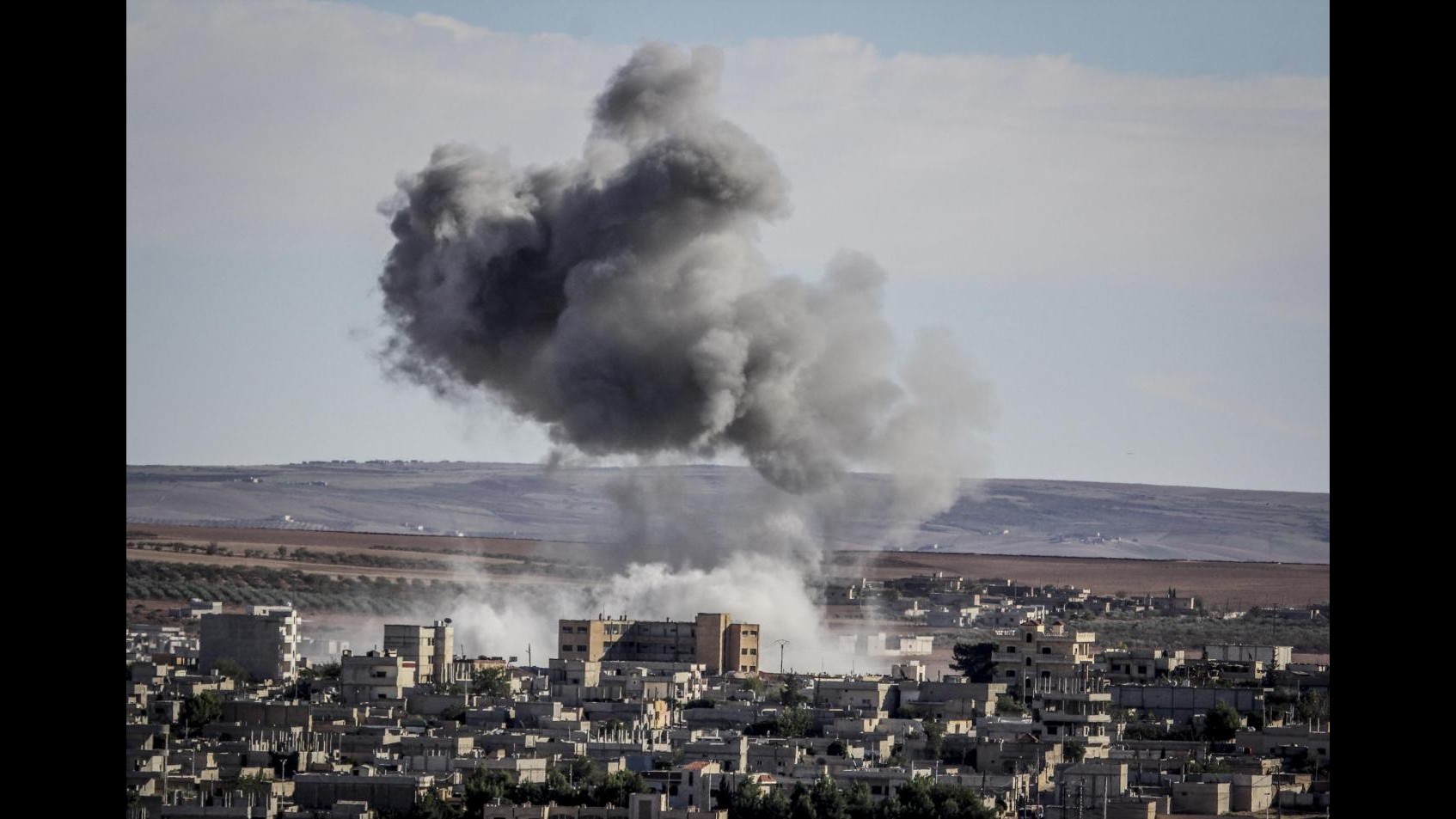 Isil, militanti bombardano Kobani: assediata su confini nord e ovest