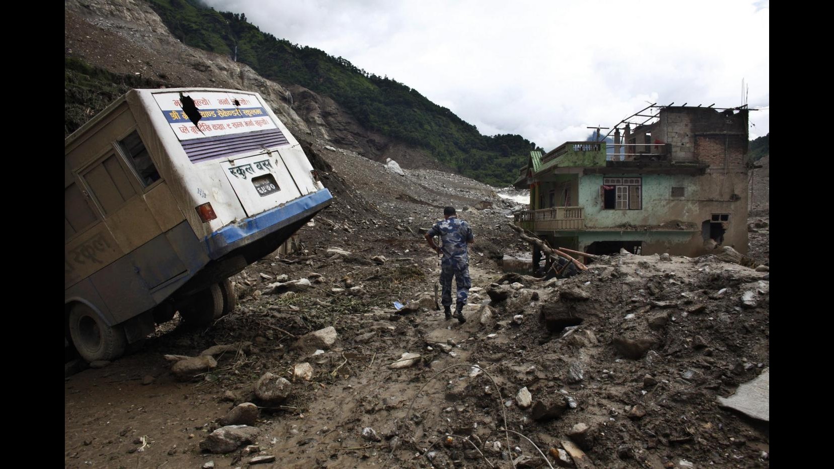 Nepal, bus esce di strada: 14 morti, tra cui due turisti israeliani