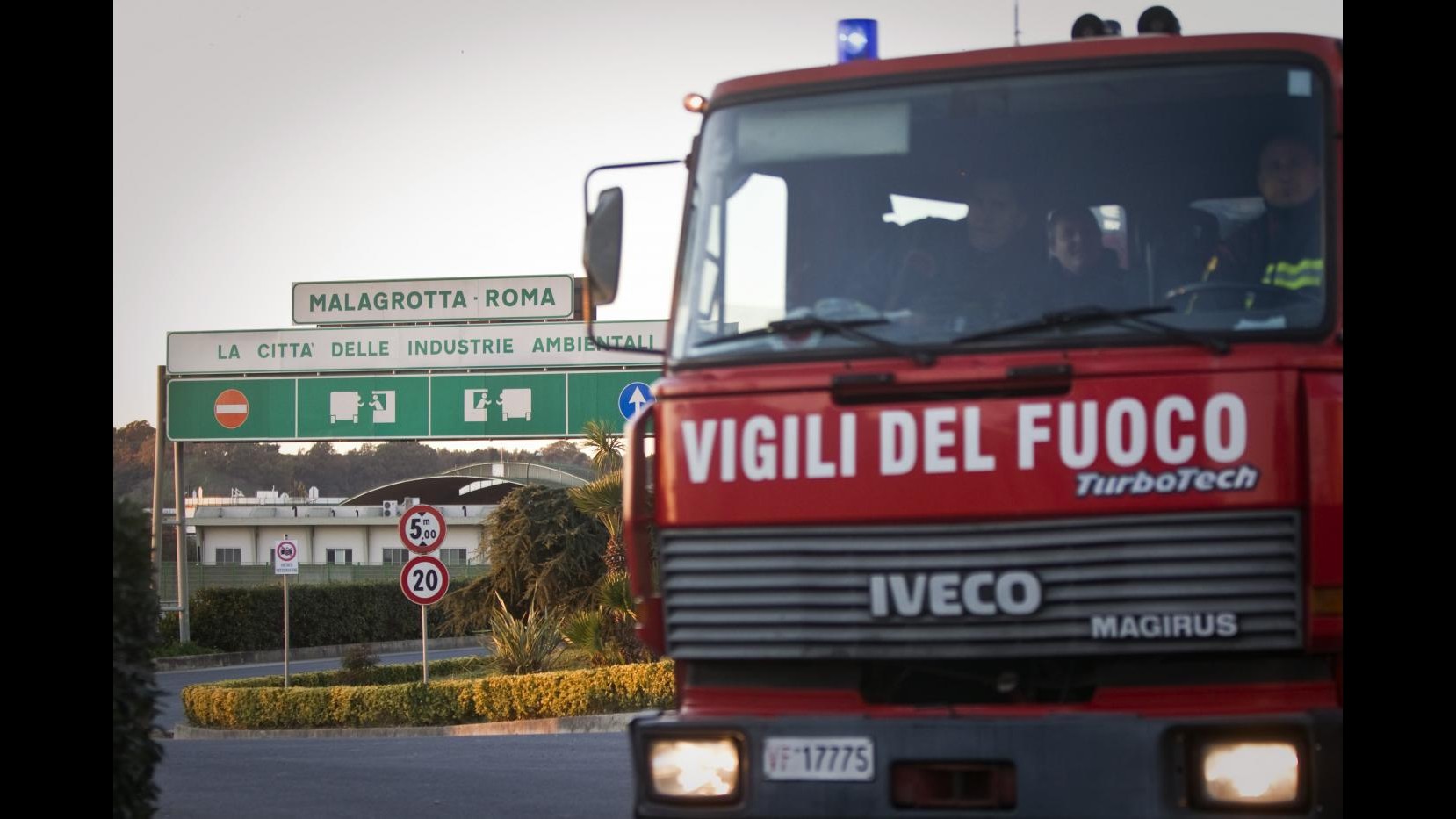 Scontro tra van e autocarro sulla A1 vicino a Roma, sei morti e quattro feriti