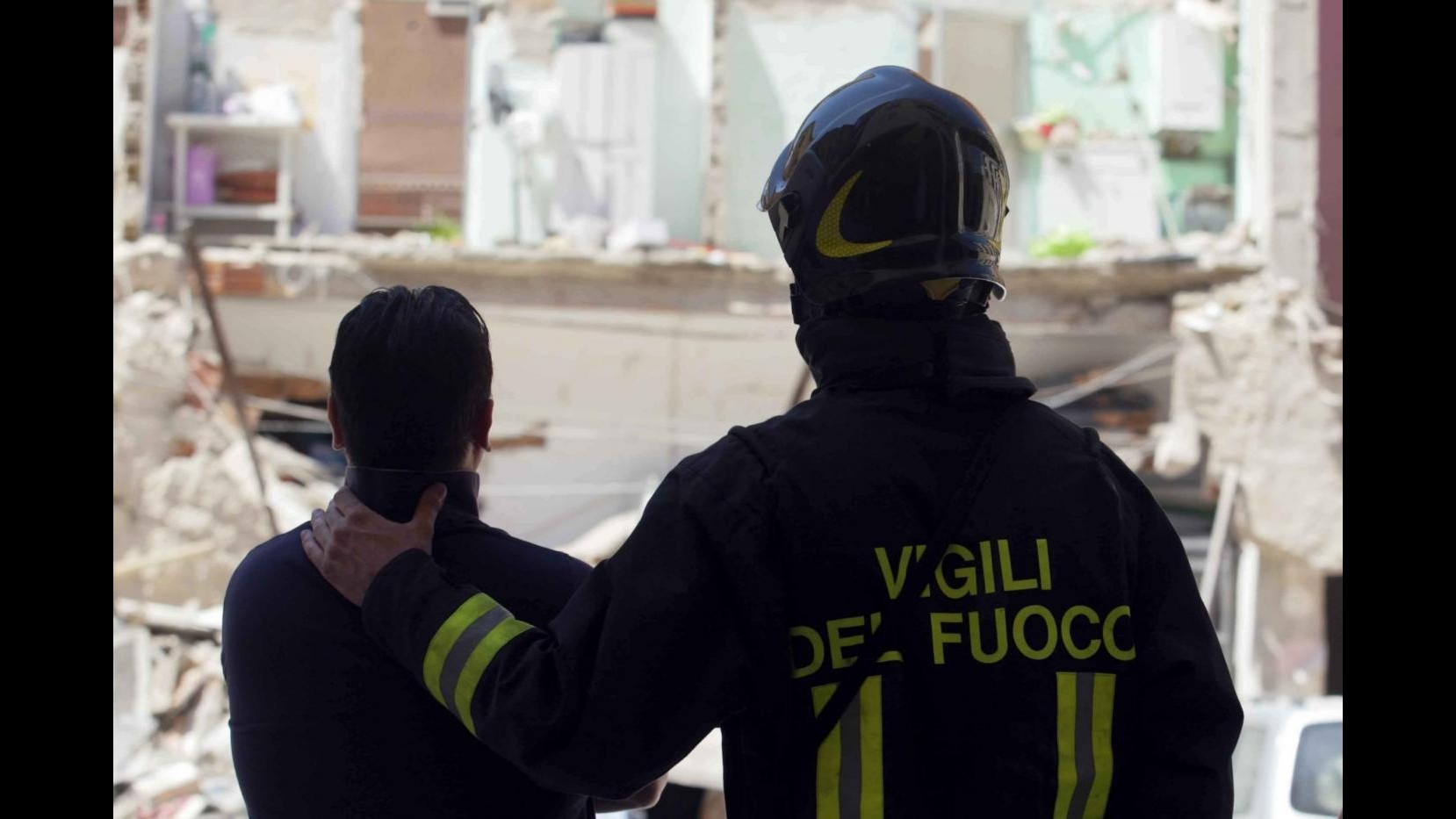 Genova, crolla palazzina disabitata