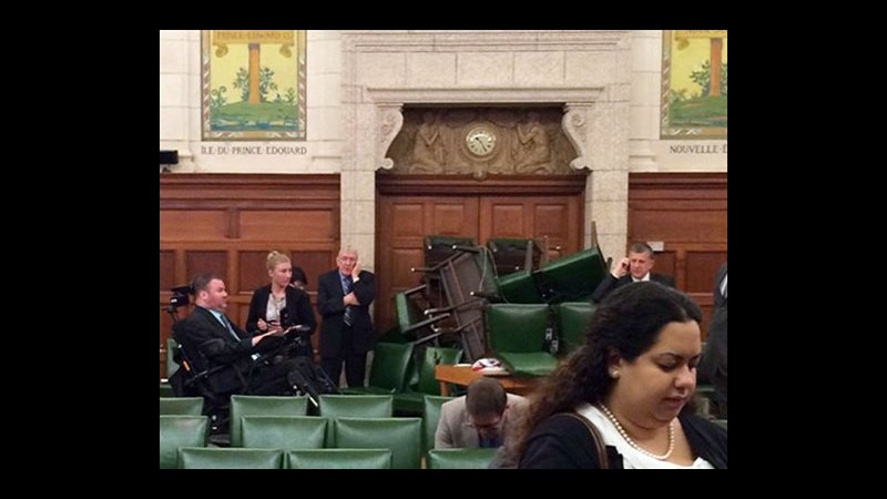 Canada, spari in Parlamento: deputati usano sedie per barricarsi