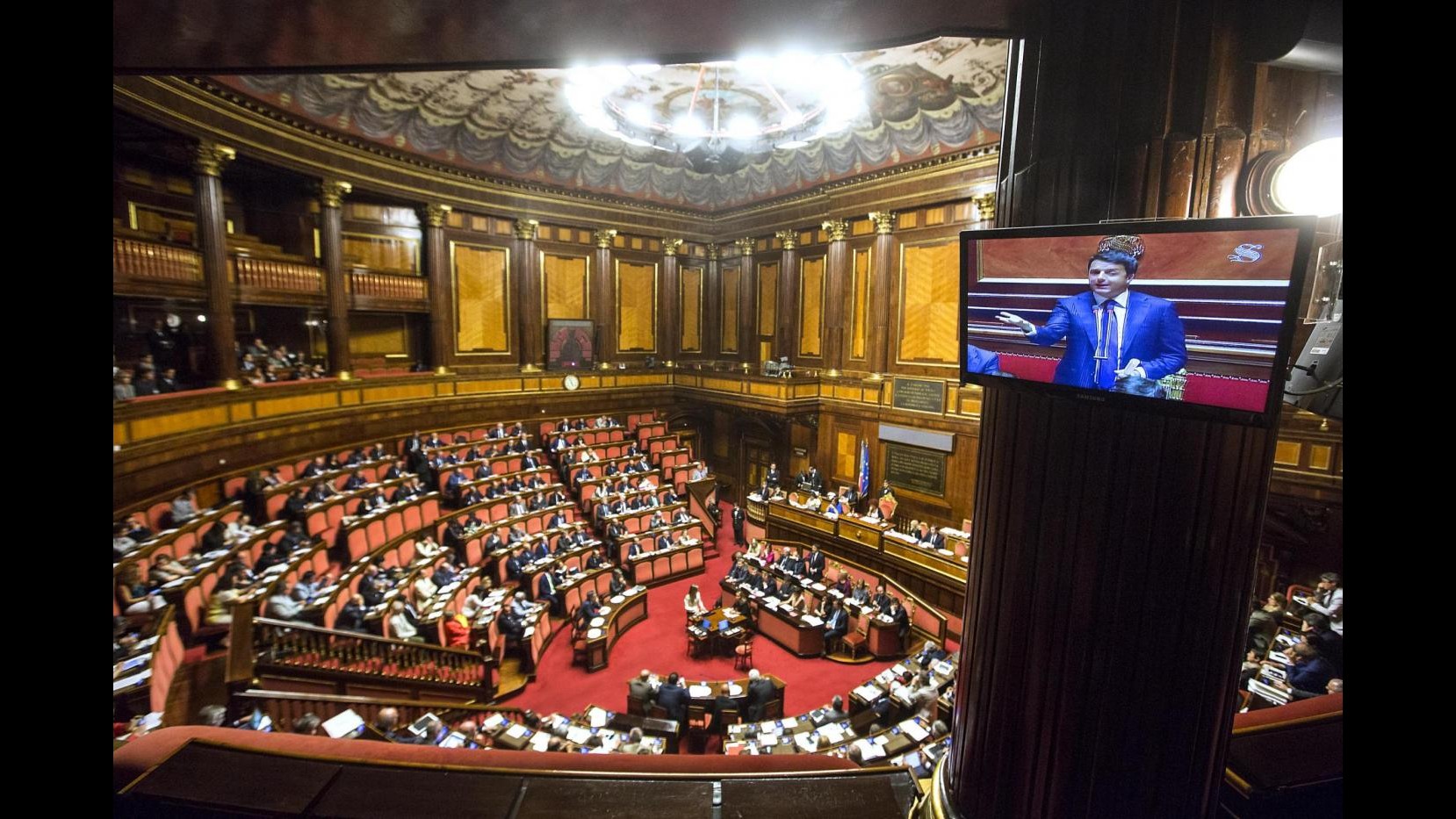 Senato approva comunicazioni di Renzi su Consiglio Ue. Premier fa auguri a Juncker