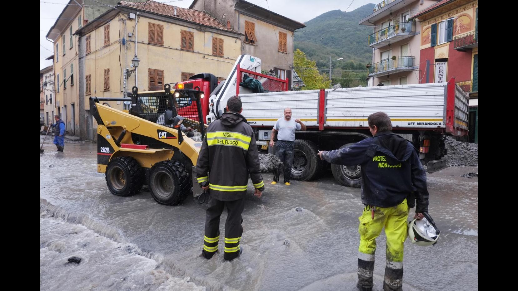Alluvione Genova, contestati sindaco Doria e Burlando. Poi incontro con comitato