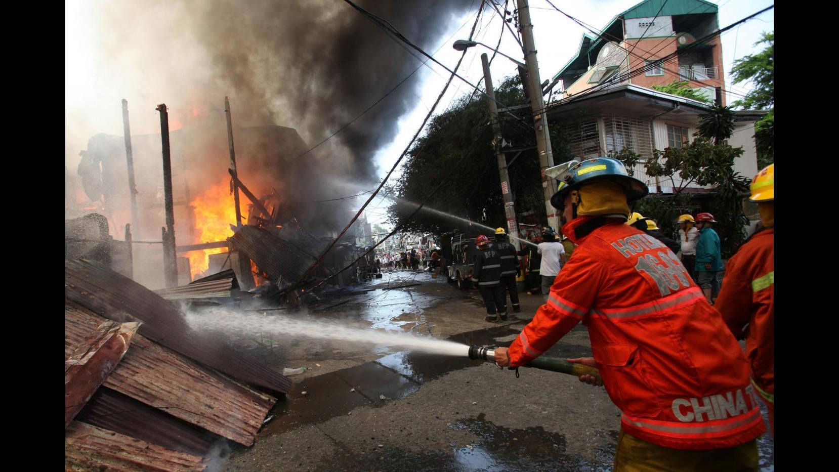 Napoli, maxi incendio nell’ex campo rom: non si esclude origine dolosa