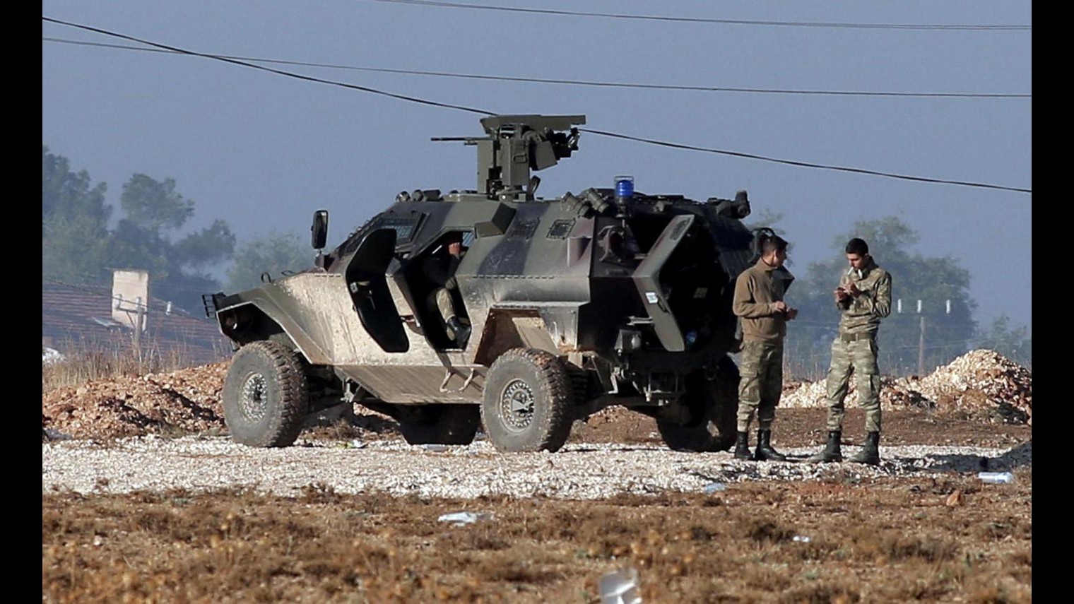 Isil, Turchia: Aiutiamo curdi iracheni peshmerga a entrare a Kobani