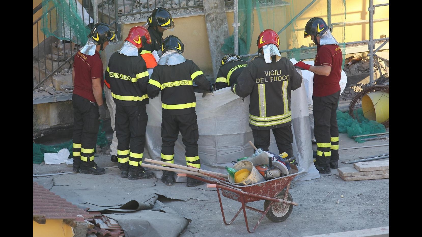 Genova, crolla antico chiostro usato da clochard: famiglie sfollate