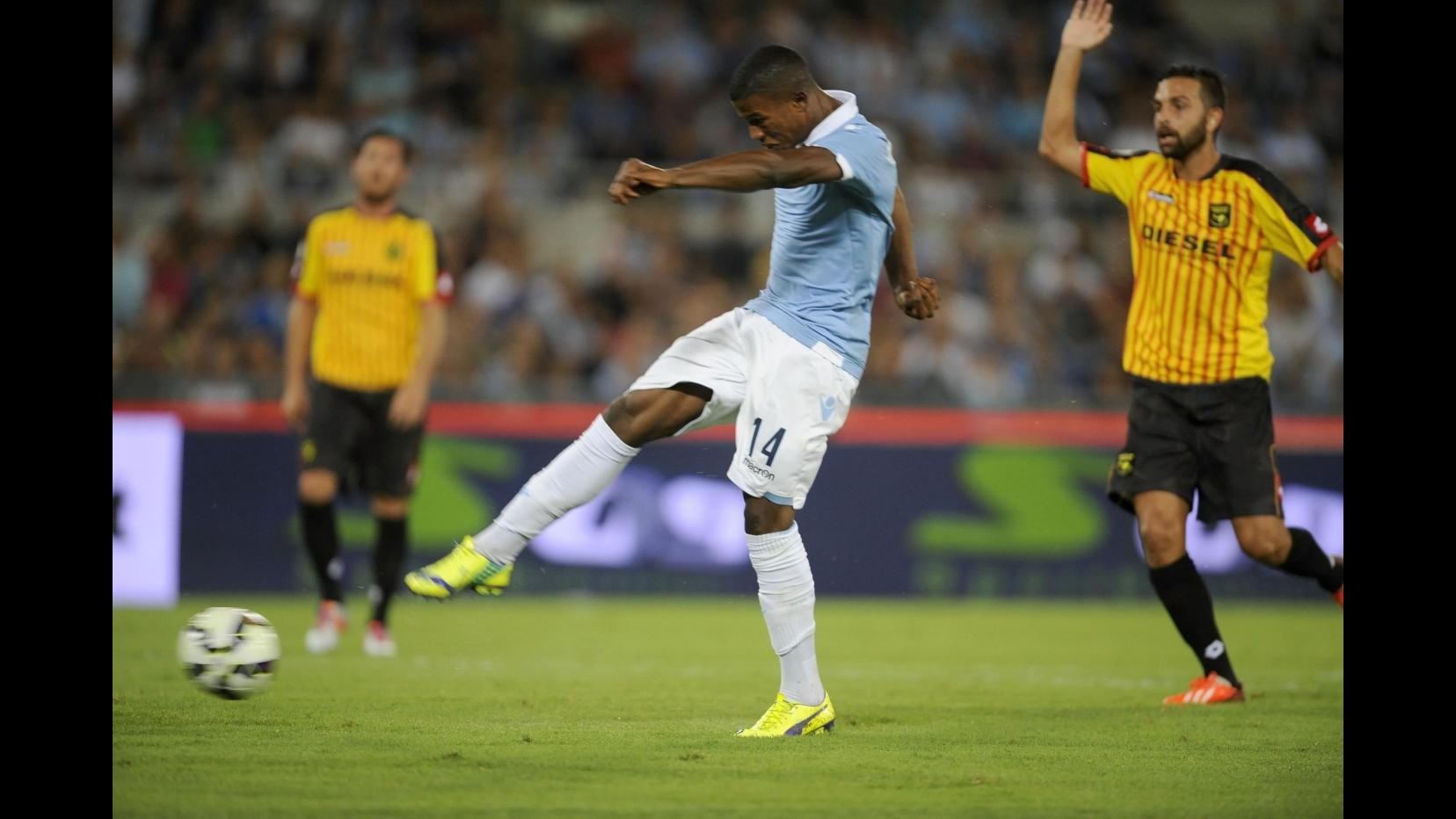 Lazio, l’attaccante Keita in Lamborghini si schianta contro un muro