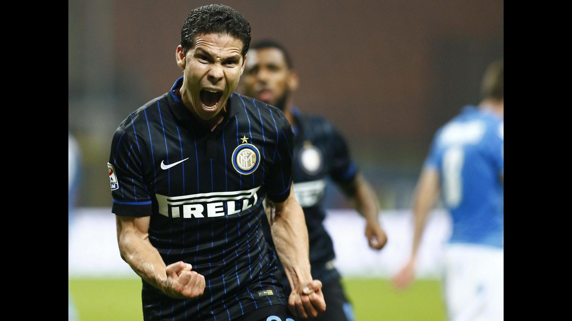 Serie A, Inter riagguanta due volte Napoli: Hernanes salva Mazzarri, è 2-2