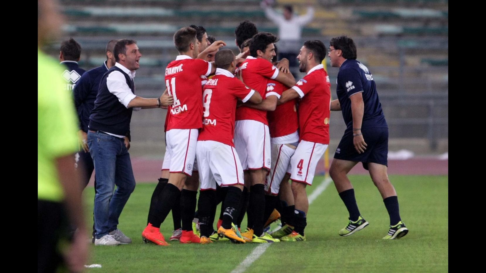 Serie B: Bari batte Avellino 4-2 nel posticipo e aggancia quarto posto