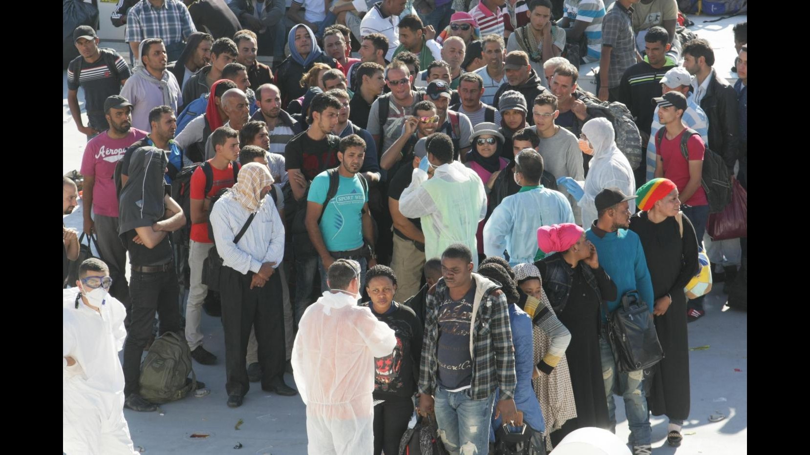 Verso Catania altri 277 migranti. Alfano: Anche Maroni accolse migranti