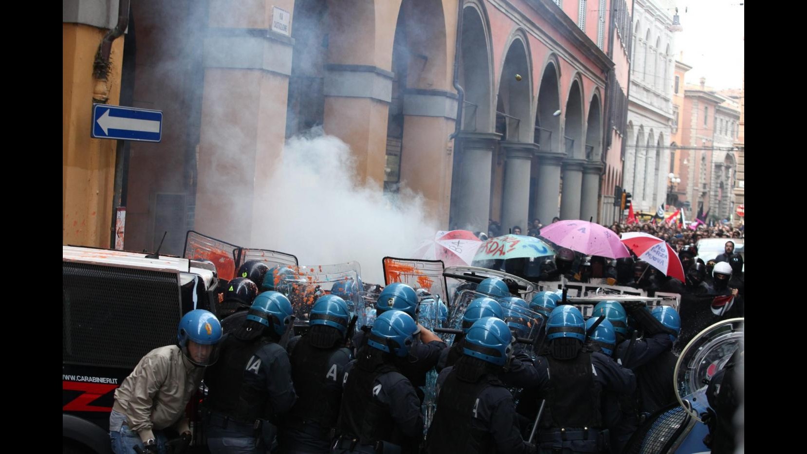 Bologna, giornata di scontri e tensioni: in sette all’ospedale