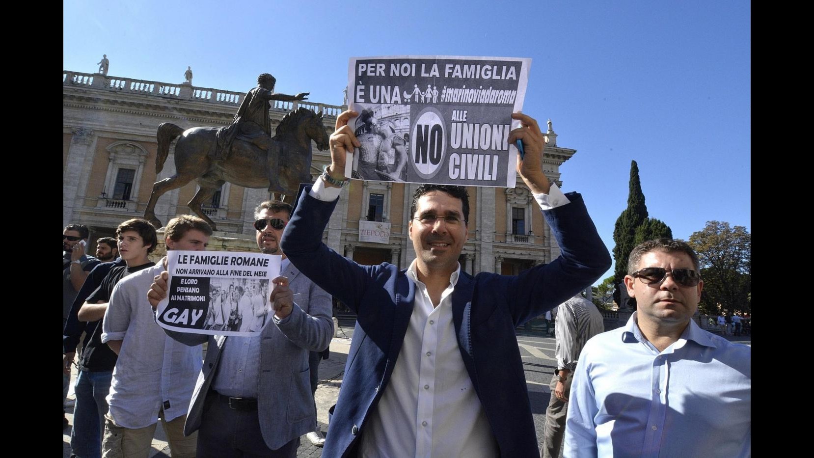 Nozze gay, protesta destra fuori Campidoglio: bloccati 70 manifestanti