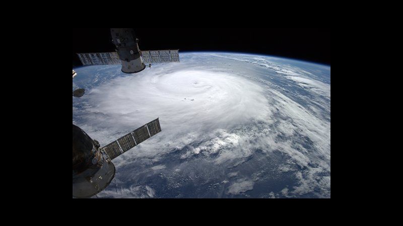 Bermuda, uragano Gonzalo su isola: ospedale danneggiato, black out