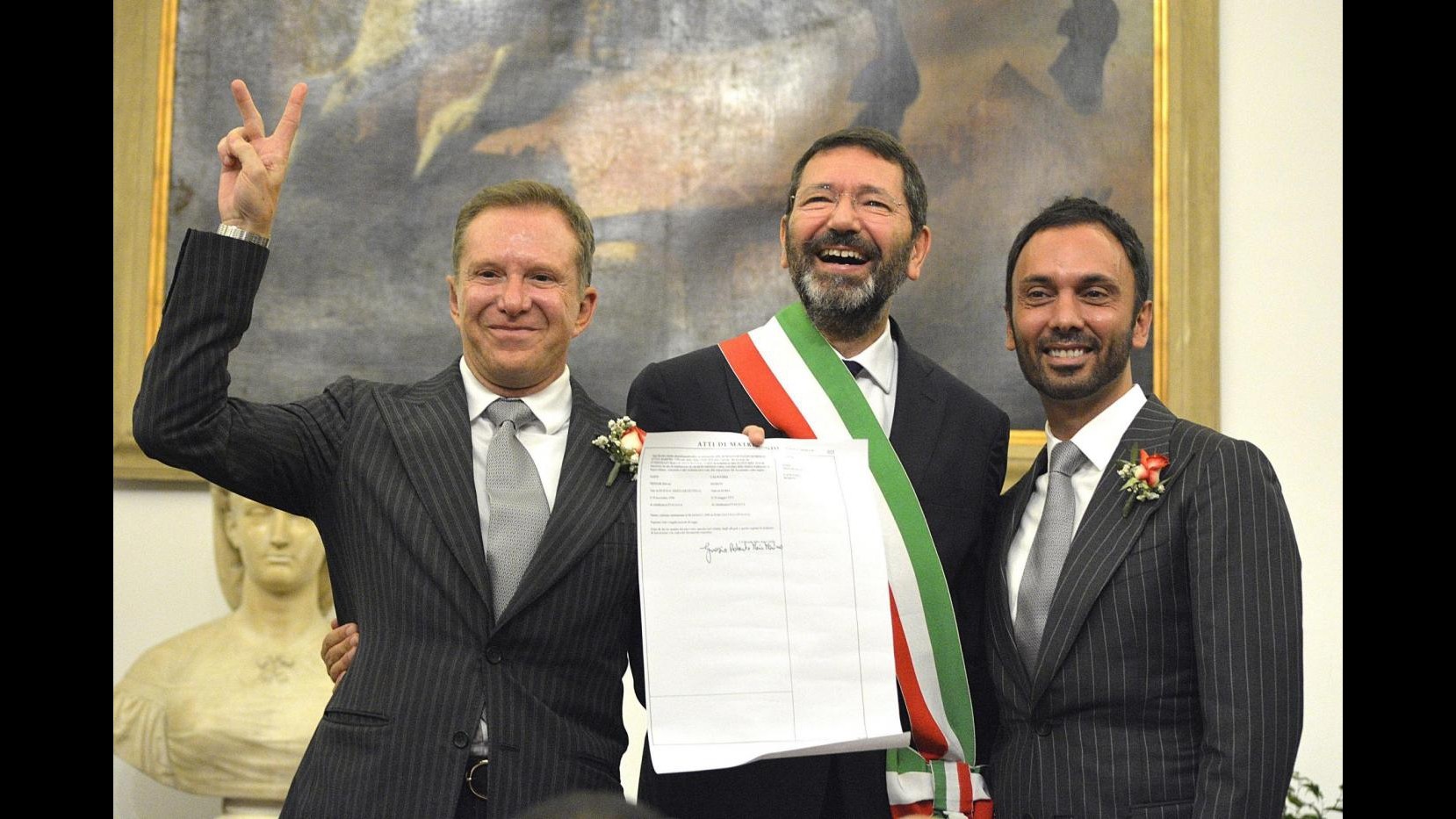 Nozze gay, standing ovation per Marino. Alfano: Trascrizioni non valide
