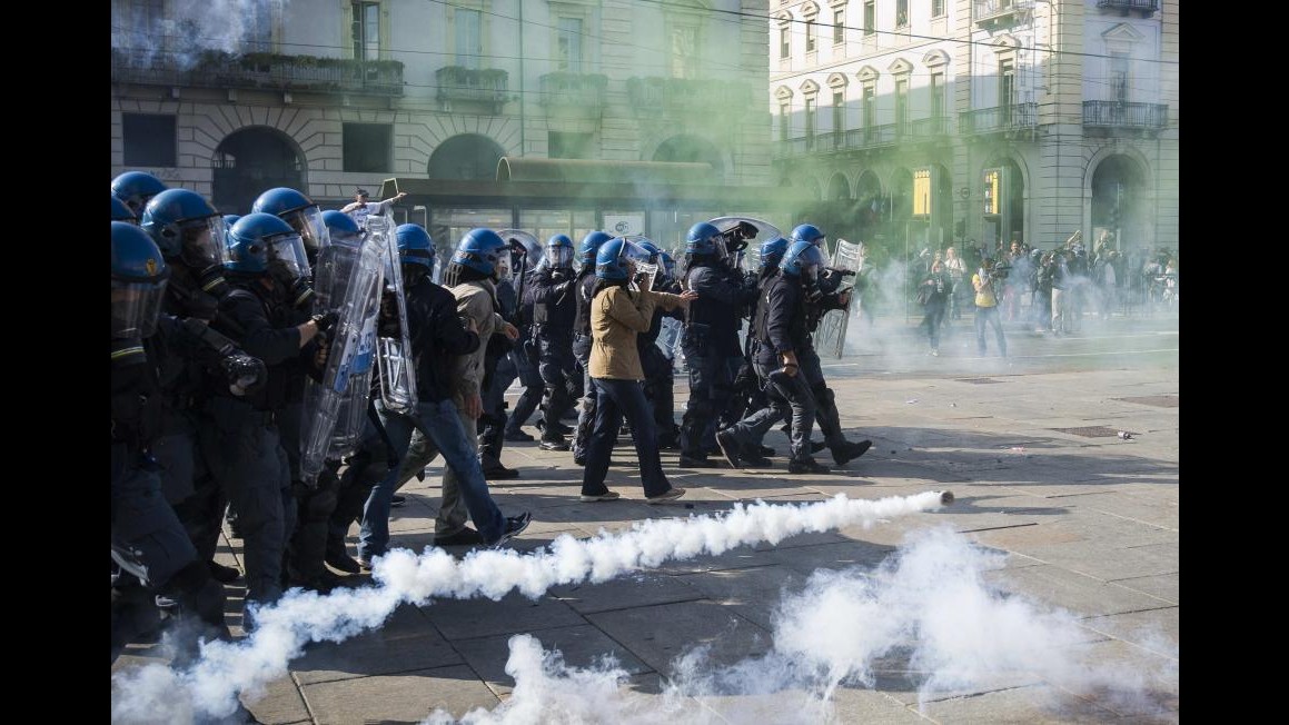 Vertice europeo sul lavoro a TorinoScontri studenti-polizia: 5 fermi e 2 feriti