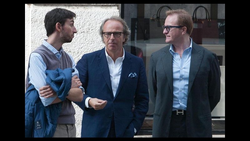 Andrea Della Valle in trasferta con amici in via Montenapoleone a Milano