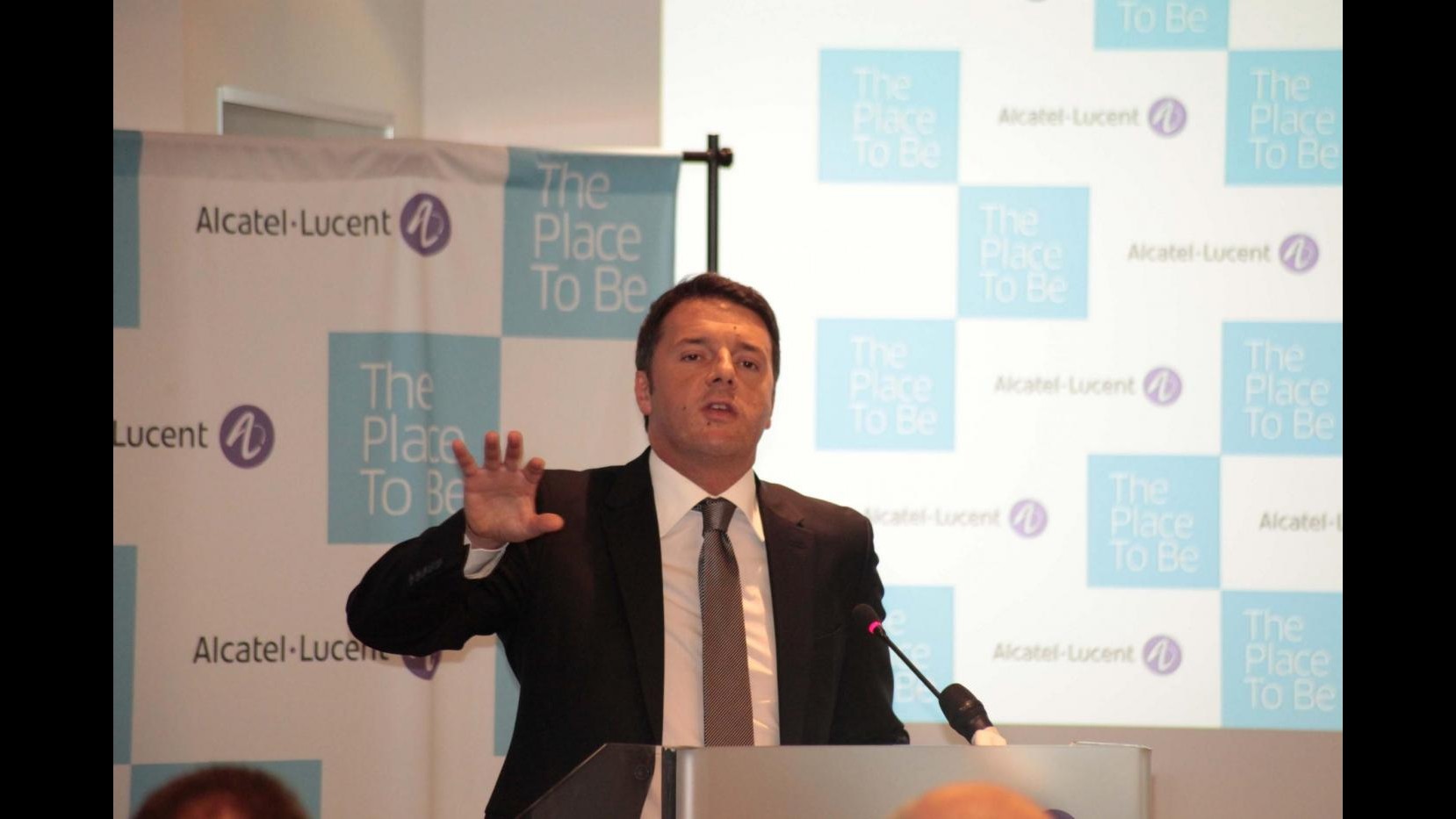 Renzi arriva alla Piaggio Aerospace, ad attenderlo la protesta dei lavoratori