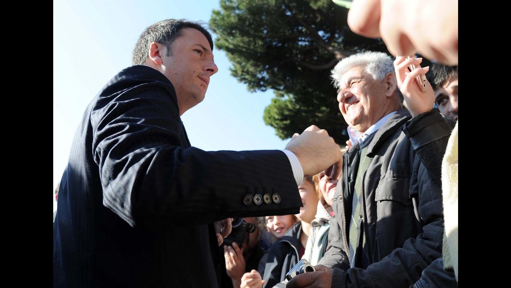 Governo, lancio di uova contro auto staff Renzi a Vimercate