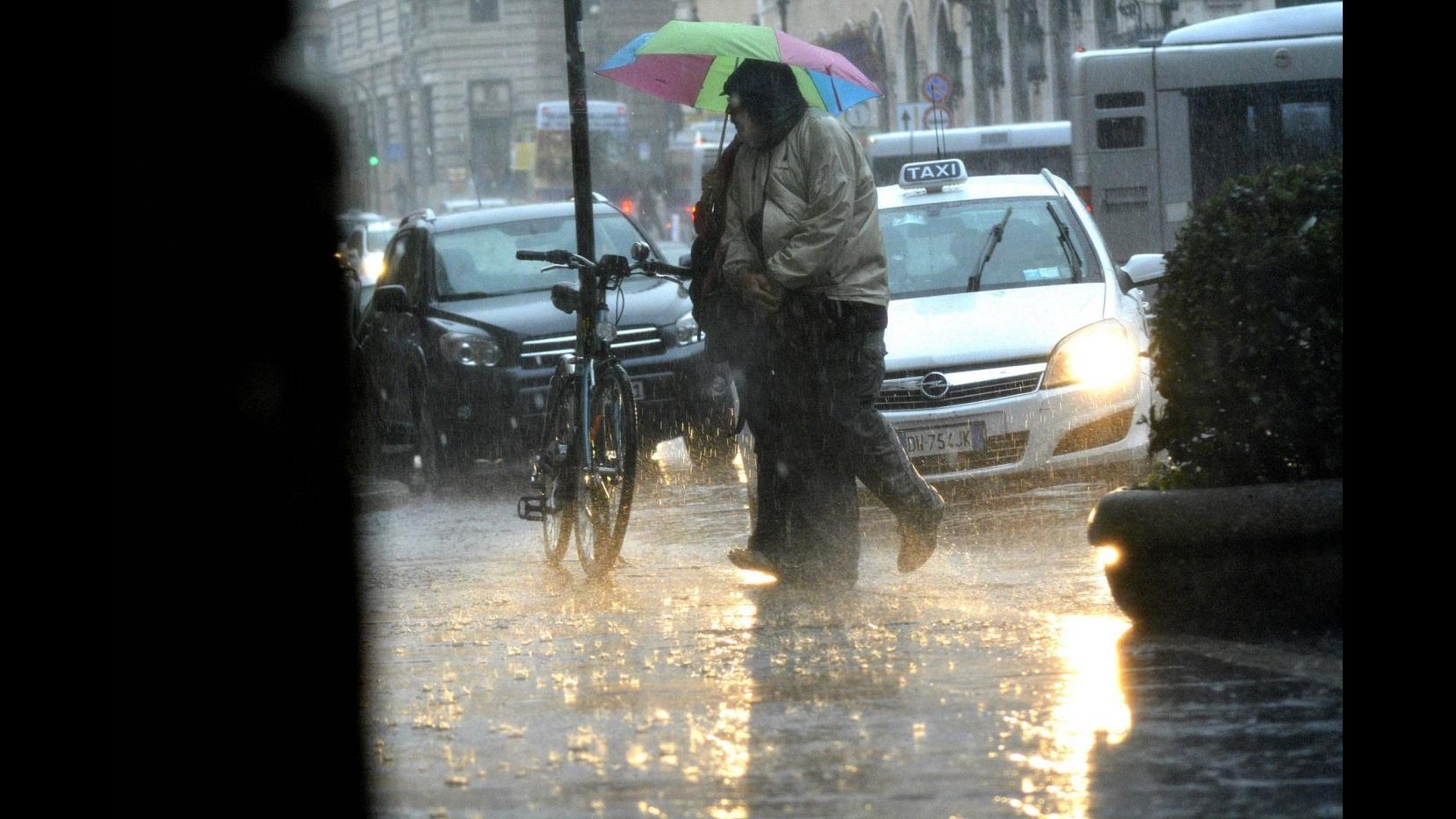 Maltempo, a Roma è allarme viola: traffico in tilt