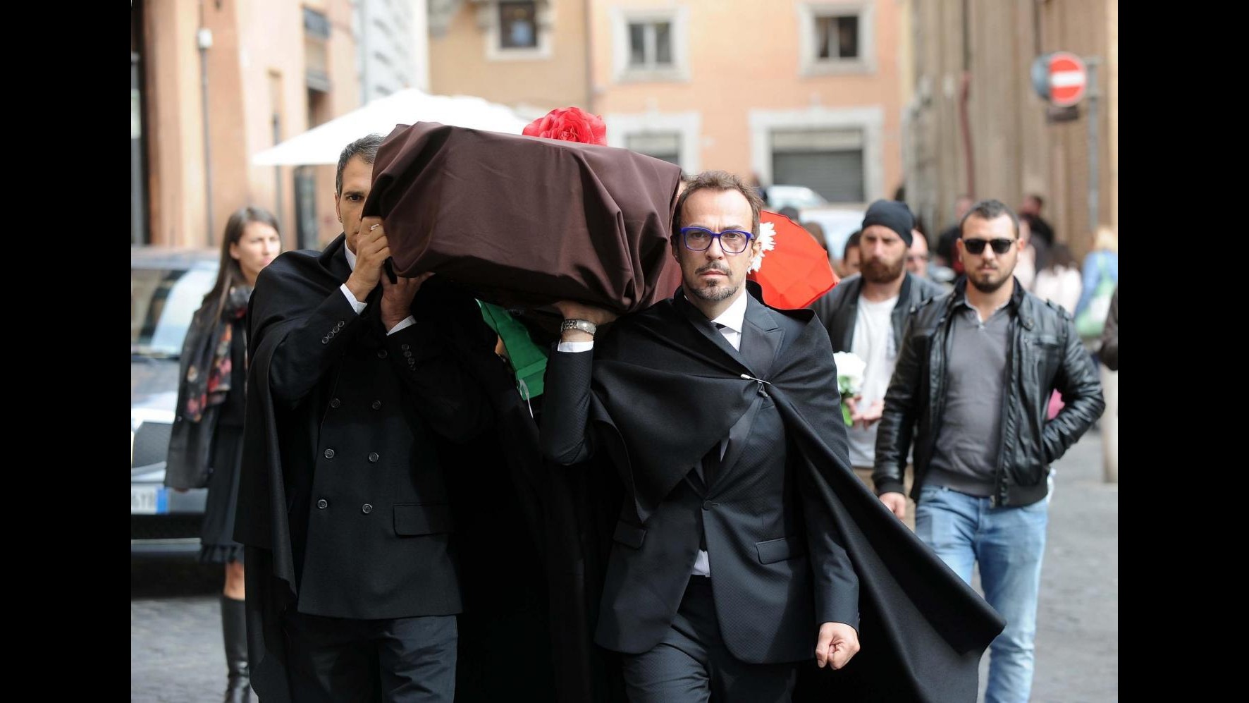 M5S, finto funerale al Paese in piazza Montecitorio per Sblocca Italia