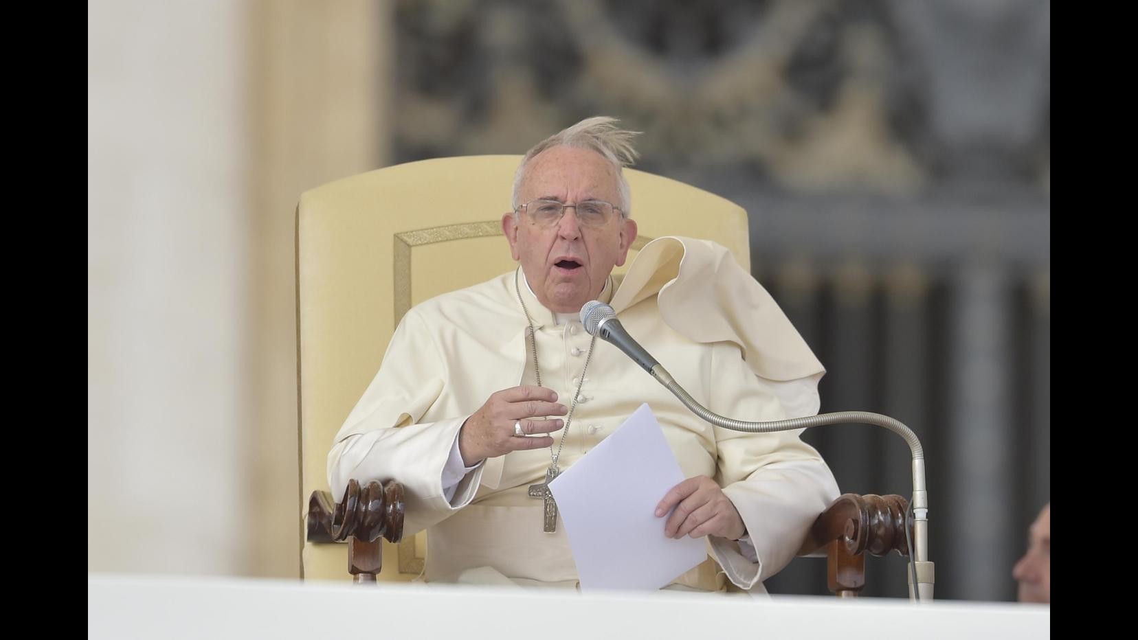 Papa: Ho mandato via persona che vendeva sentenze nullità matrimonio