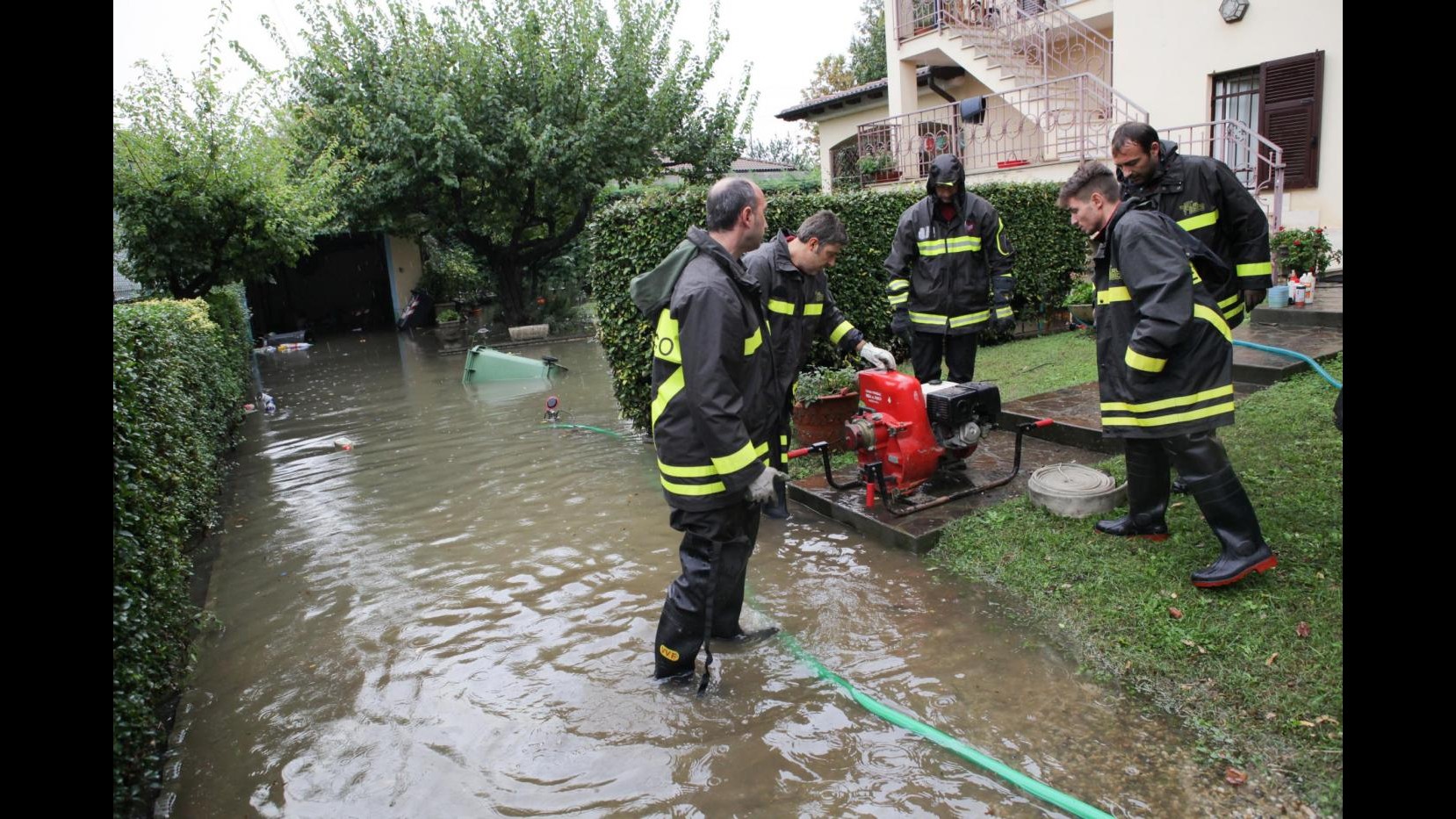 Ventimiglia, vigili del fuoco salvano clochard dalla piena del Roia