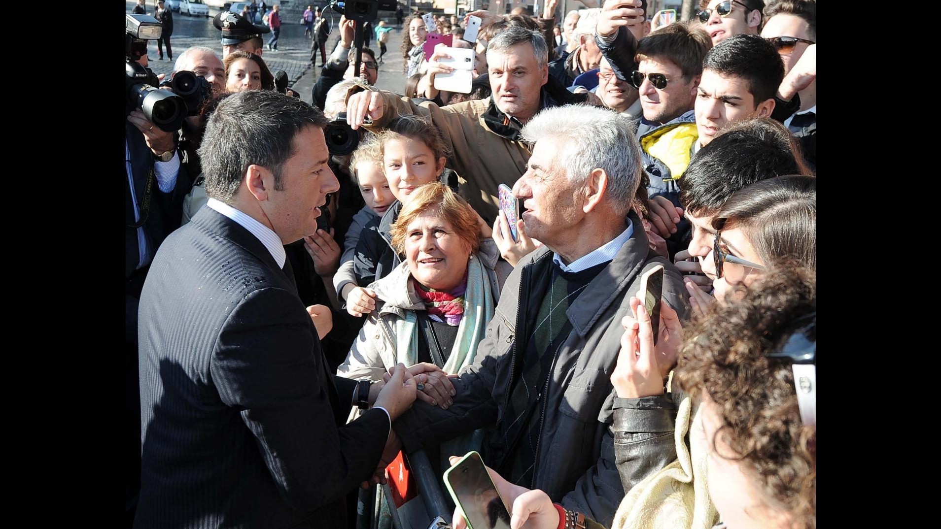 Governo, Renzi a cittadini: Noi non molliamo di certo