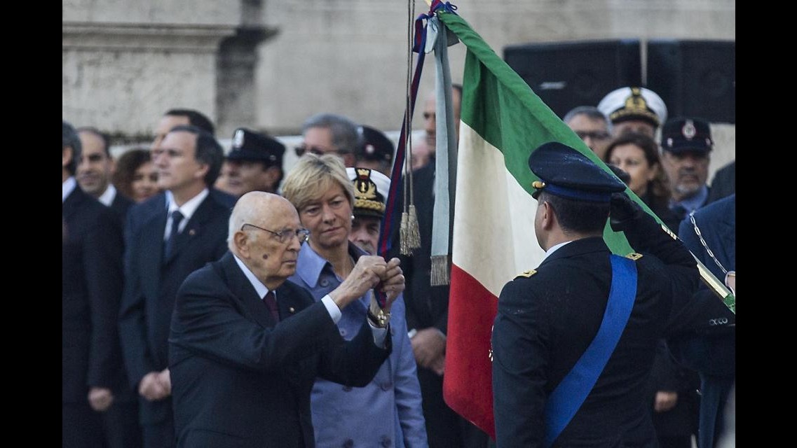 ‘Prevenire e contrastare nuove minacce’Napolitano all’Altare della patria per il 4 novembre