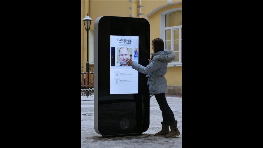 Russia, statua iPhone rimossa da campus dopo coming out di Tim Cook