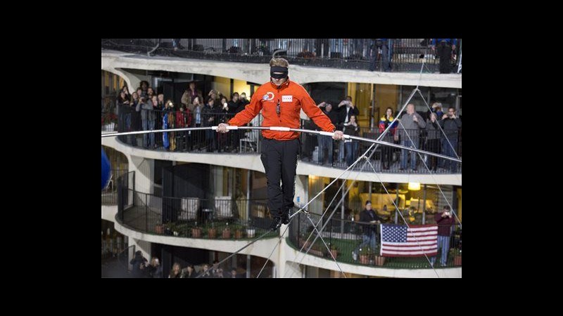 Usa, acrobata Nik Wallenda cammina su due cavi senza rete a Chicago