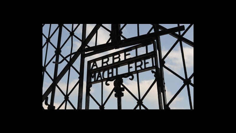 Rubata la targa ‘Arbeit macht frei’ al campo di Dachau