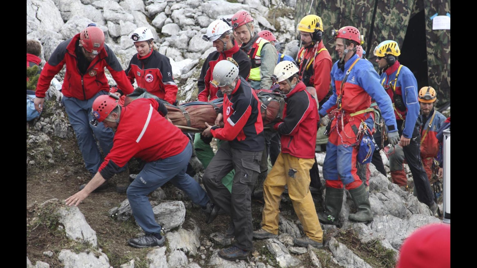 Recuperato speleologo intrappolato in grotta nel varesotto