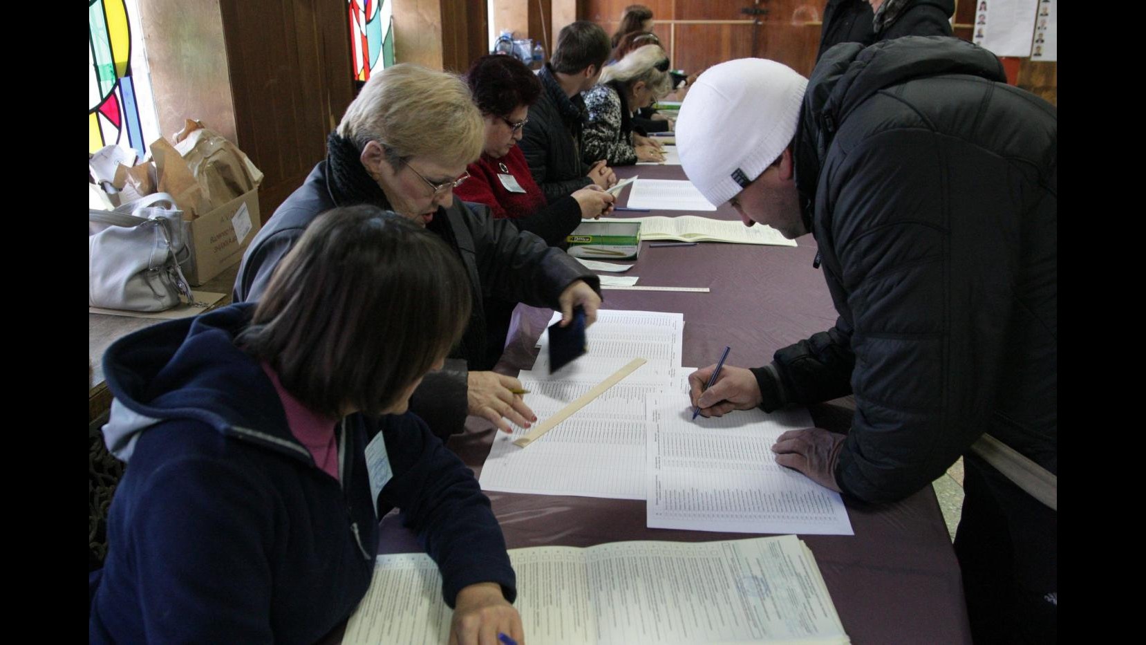 Ucraina, nell’est attivi 350 seggi: 1,4 milioni con diritto di voto