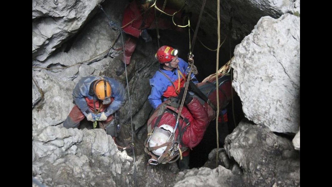 Speleologo bloccato in grotta nel varesotto per un malore