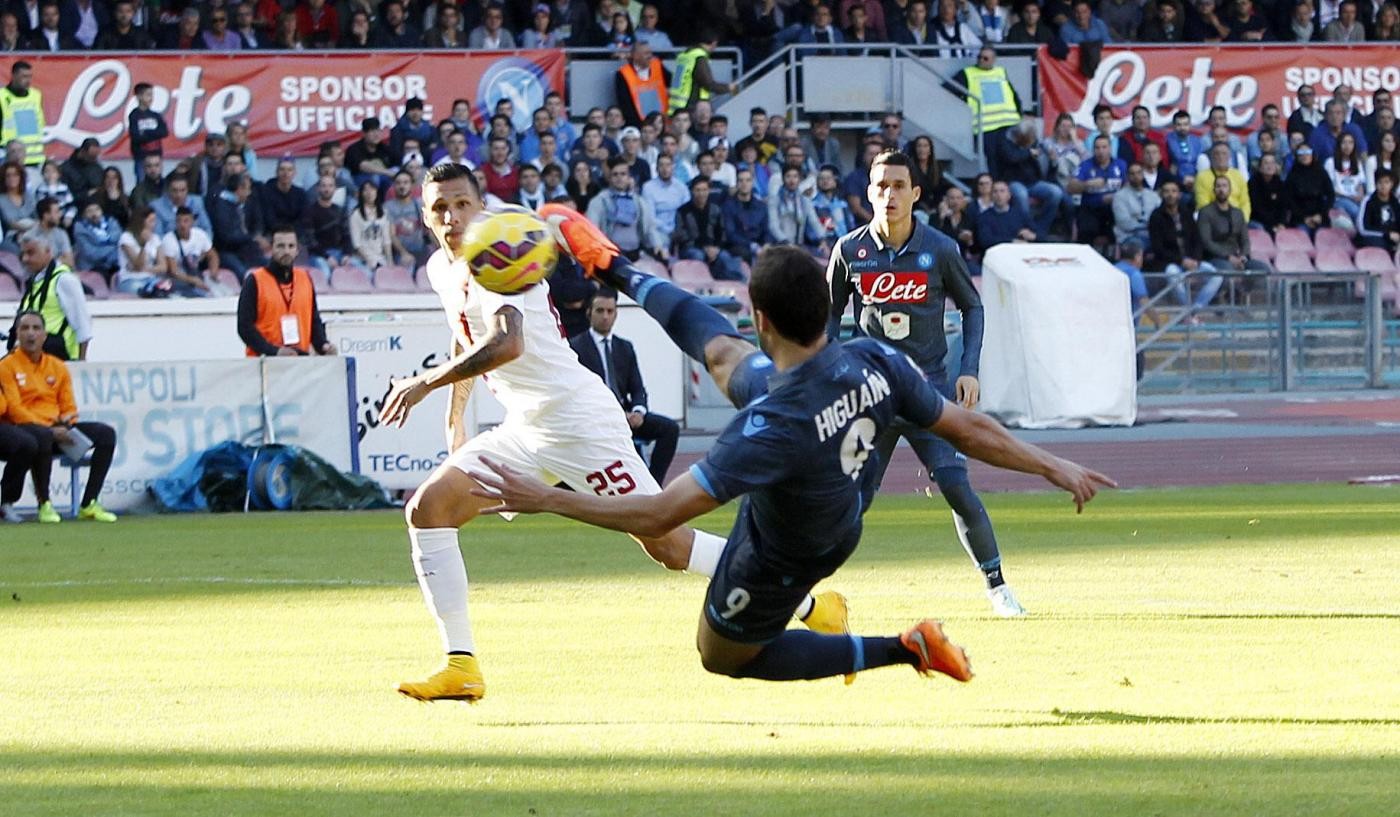 Serie A, Napoli domina Roma nel ricordo di Ciro Esposito. Decisivi Higuain e Callejon