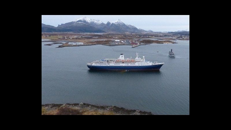 Norvegia, nave crociera arenata in arcipelago Lofoten: passeggeri salvi
