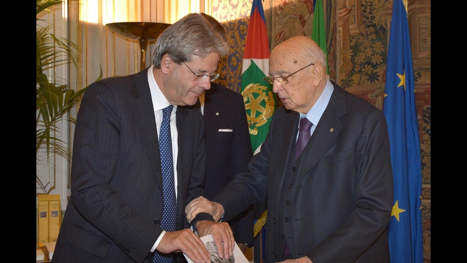 Farnesina, passaggio di consegne tra Mogherini e Gentiloni. Lui: Ho sentito i marò