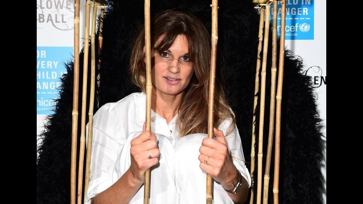Festa di Halloween dell’Unicef: attivista Jemima Khan dentro una gabbia