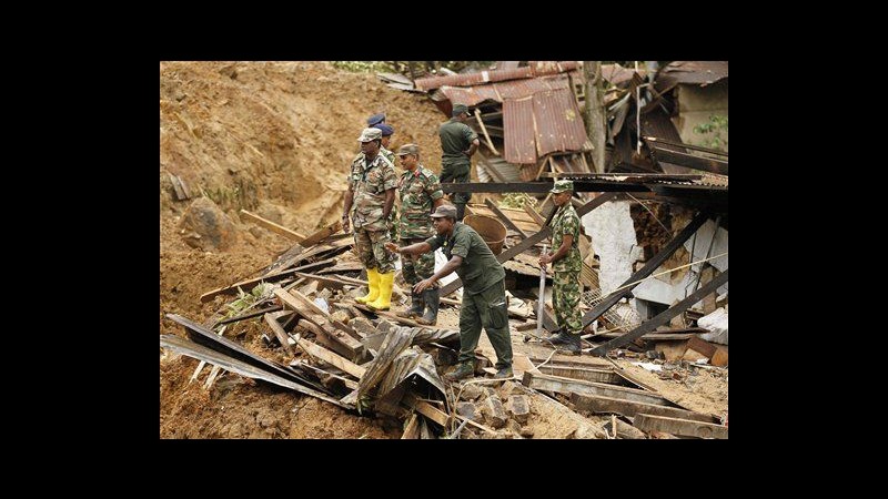 Sri Lanka, frana a Koslanda: almeno 100 morti, c’è il rischio di nuovi smottamenti