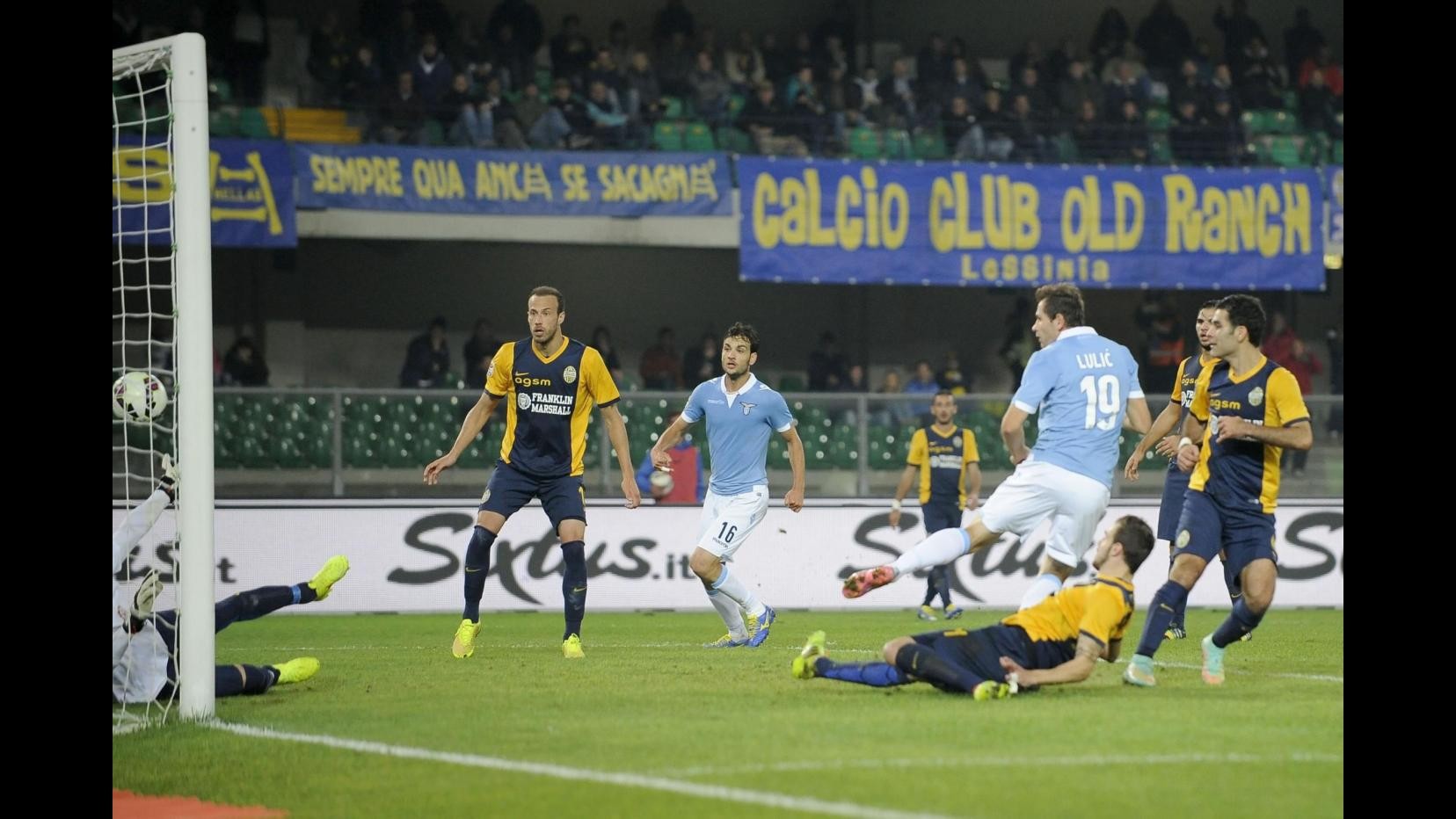 Serie A, Toni replica a Lulic: Verona-Lazio 1-1 nel posticipo