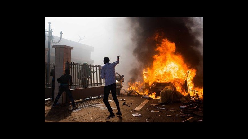 Burkina Faso, manifestanti antigovernativi assaltano sede Parlamento